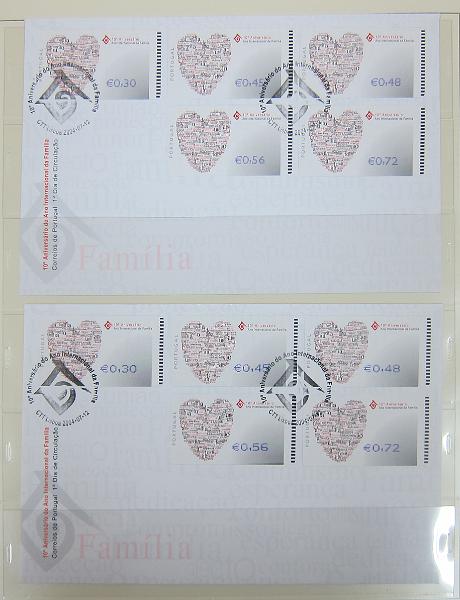 0265 (132).jpg -     Lote:    265      Colecção Especializada - Etiquetas      Lotes Especiais       Descrição:      1981/2010 &mdash; Etiquetas.   Coleção composta por 12 álbuns com etiquetas desde percursoras e Framas até 2010, com provas, erros, FDC's, etiquetas novas e usadas, sobrescritos circulados, variedades de impressão e papéis. Importante estudo. Lote a ver.        Lote ETQ       Valor Base:     &euro; 3000,00     Valor Venda:     &euro;      